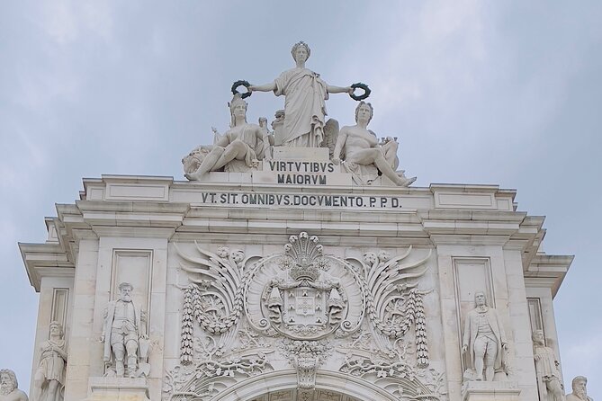 Private 6 or 10 Food Tasting and City Highlights Tour in Lisbon