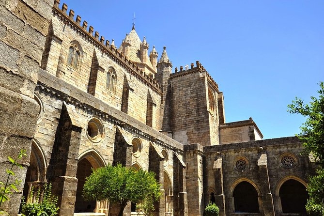 Private excursion for 1 to 8 people: the city of Évora and its monuments