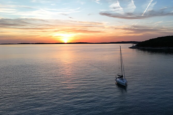 Pula: Private Golden Hour Sail – Dolphins, Drinks & Brijuni Views