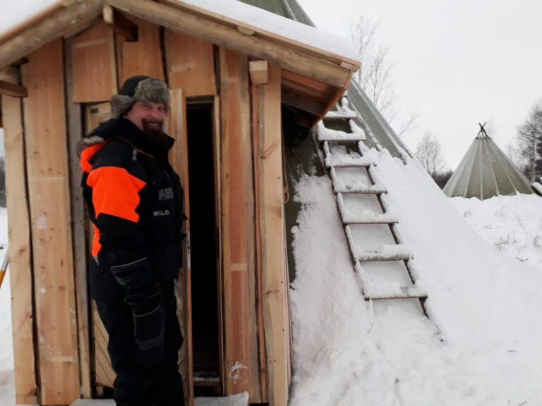 Saariselkä: Ice Fishing Tour to Lake Inari, reindeers& lunch