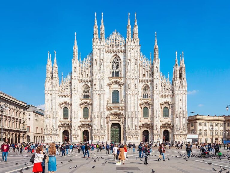 Skyward Soiree: Duomo Discovery & Panoramic Rooftop Marvels