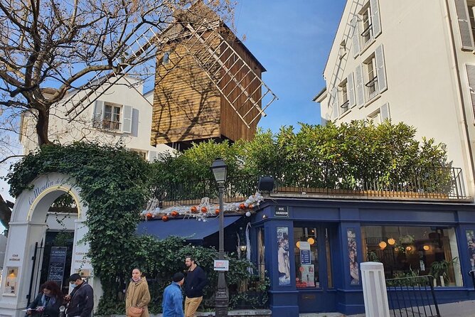 Small group visit to the Montmartre district in Italian