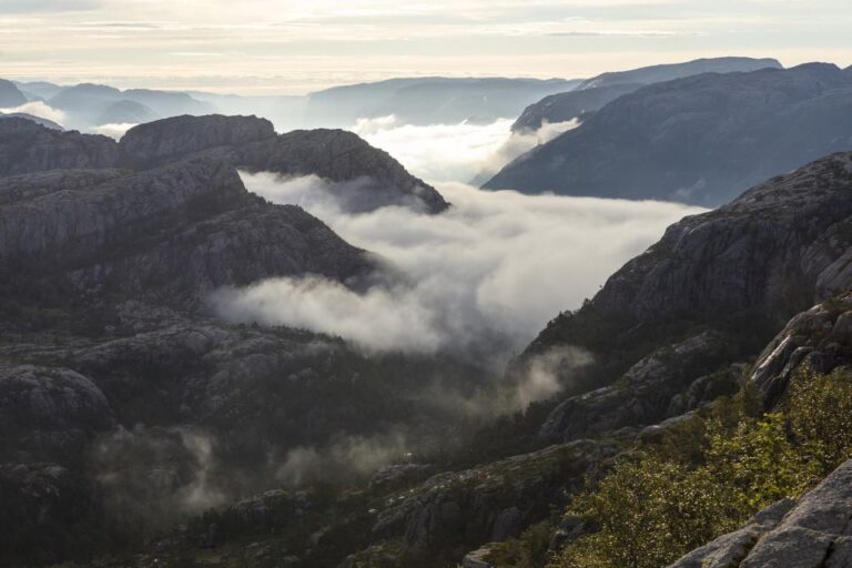 Stavanger: Preikestolen Sunrise Hike with Breakfast Buffet