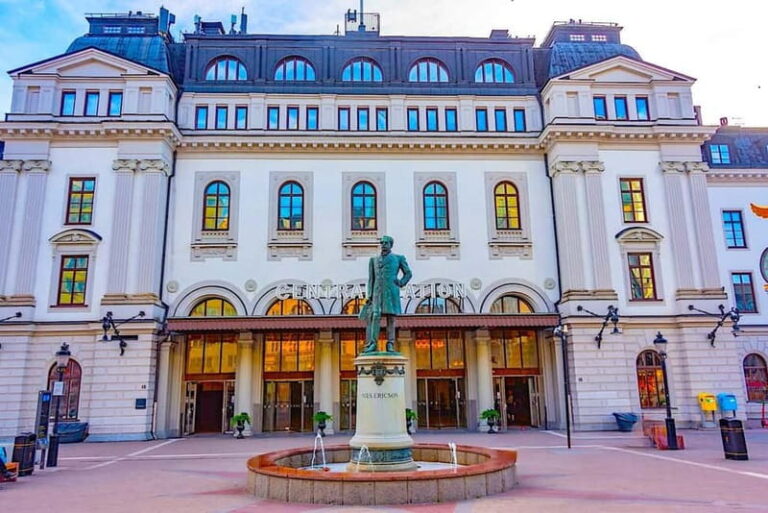 Stockholm: Modern City Walking Tour with Local Guide
