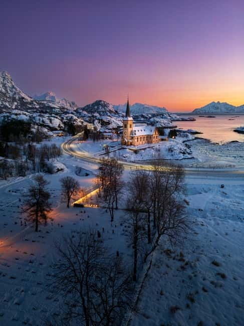 Svolvær and Henningsvær Sightseeing and History Tour - Discovering Svinøya: A Fishing Village Steeped in Tradition
