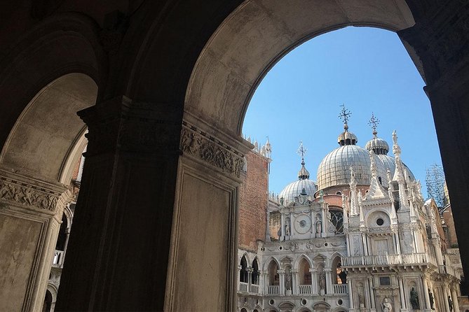 The sacred meets the prophane (free tour to Murano included) – PRIVATE