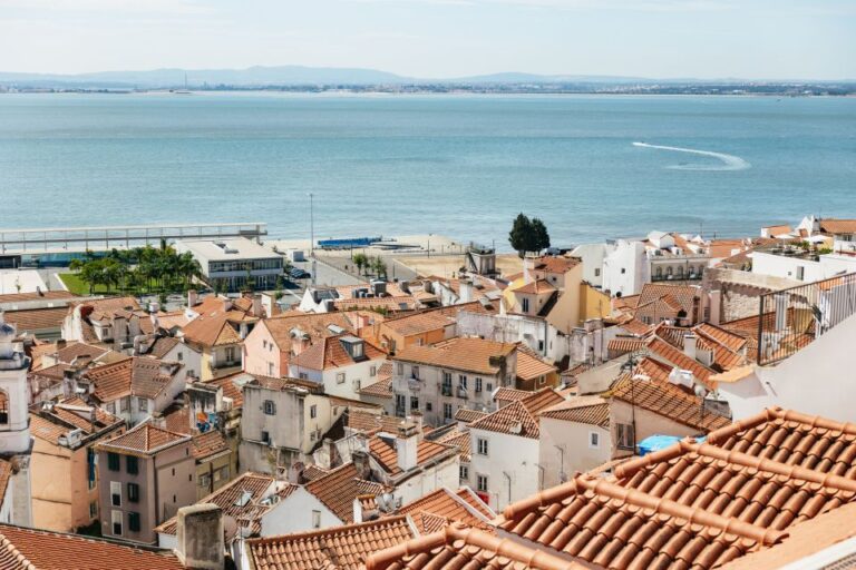 Vadio: Lisbon Old Town Private Tuk Tuk Tour