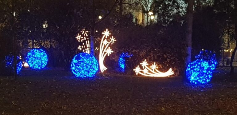 Vienna: Private Christmas Markets Tour with Drink & Snack