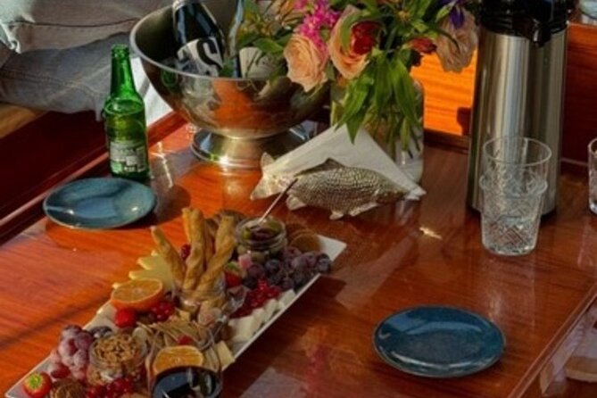 Winter Canal Cruise in Amsterdam - An In-Depth Look at the Winter Canal Cruise Experience