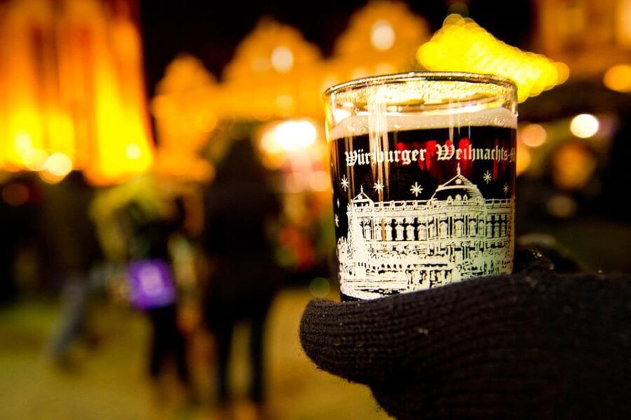 Würzburg: Würzburg Christmas walk (incl. mulled wine voucher) - An Authentic Christmas Experience in Würzburg