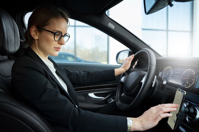 Beauvais Airport to Paris Transfer  Private Sedan - Meeting Points and Pick-Up Details