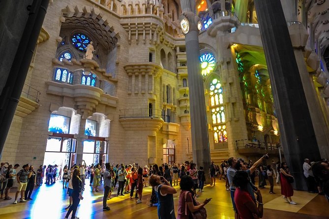 Best of Barcelona Shore Excursion & Sagrada Familia Skip the Line - Transport and Group Size