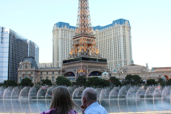 Group Discounted Walking Tour on the Las Vegas Strip with Photos and Champagne - Exploring the Heart of Vegas: The Itinerary in Detail