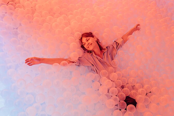 IKONO Berlin Immersive Experience - The Experience: Style, Atmosphere, and Crowd