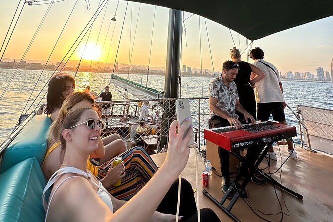 Live Music & Sunset Wooden Boat in Barcelona - The Itinerary: What to Expect