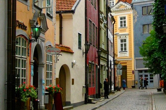 Riga Old Town, C Market & Art Nouveau Guided Walking Tour - Riga Central Market: Europe’s Largest Market and a Historic Marvel