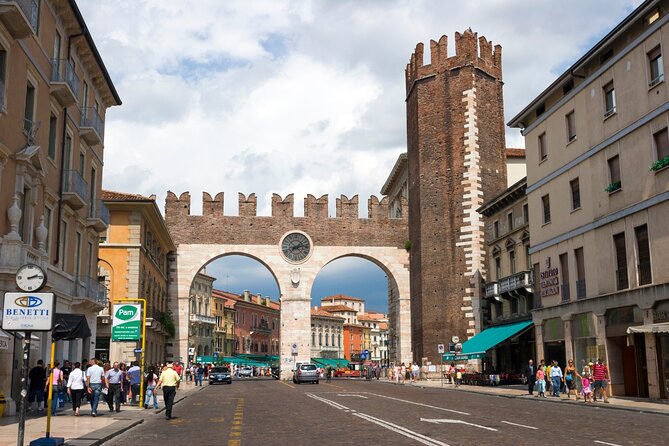 Verona Walking Tour with an APP - Roman Legacy: Arco dei Gavi