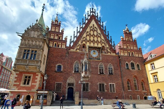 Wrocaws Old Town: A Self-Guided History Tour - Market Hall and Bridges: Living History