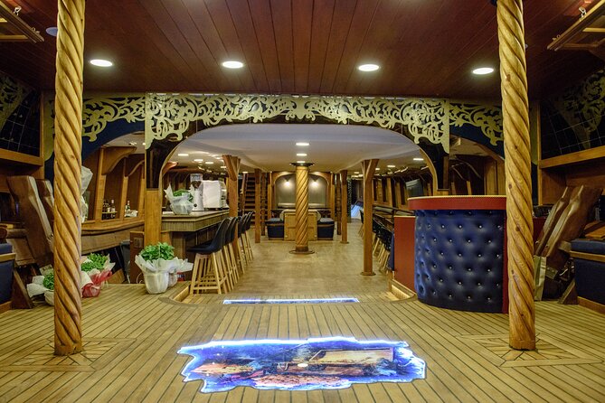 Barco De Pirata Cruise at 3 Islands in Greece - The Vibe & Atmosphere