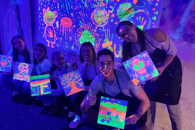 Fluorescent painting studio in Lyon in an art gallery - FAQs