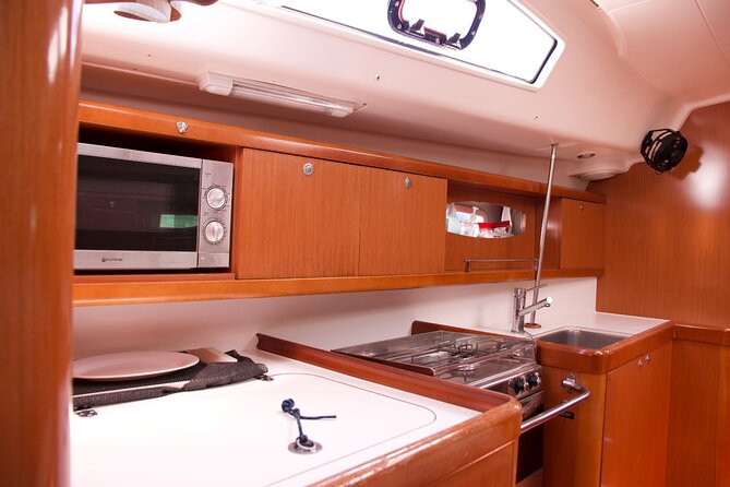Luxury sailboat ride with drinks and aperitif-Small Groups - The Experience: From the Deck to the Senses
