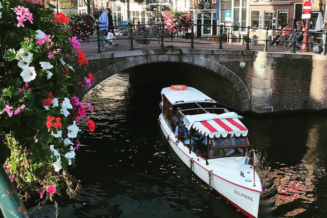 Private canal cruise on small historic boat - Who Will Love This Experience?