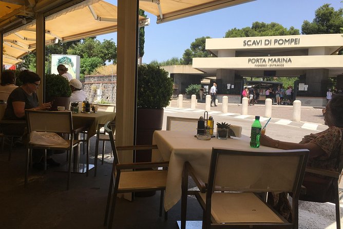 Transfer Naples to Ravello and stop in Pompeii - Indulging in Neapolitan Pizza: A Culinary Break