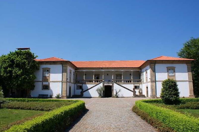 Braga/Guimarães: 1 Day with Lunch + farm and wine tasting - Braga Cathedral and the City