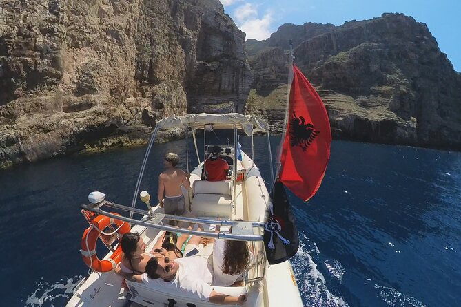 Private 6 H Boat Dafina Bay & Bear's Bay - Stop 3: Cliffs, Caves, and Marine Park Landmarks