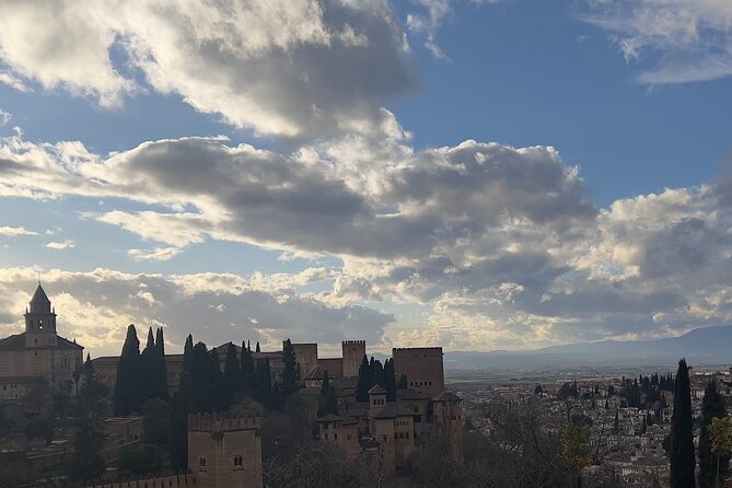 Small group visit to the Alhambra with tickets included - FAQs