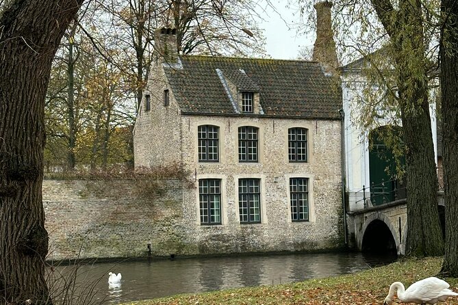 2-Hour Historical Walking Tour in Bruges with Praline Included - Authentic Experiences and What Reviewers Say  