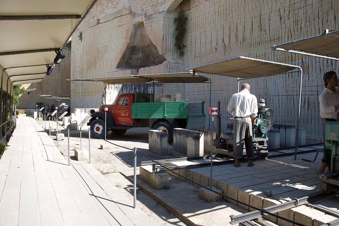 Hagar Qim temple (UNESCO), Limestone Heritage & Marsaxlokk Market guided tour - Visiting Ghar Dalam Cave and Museum