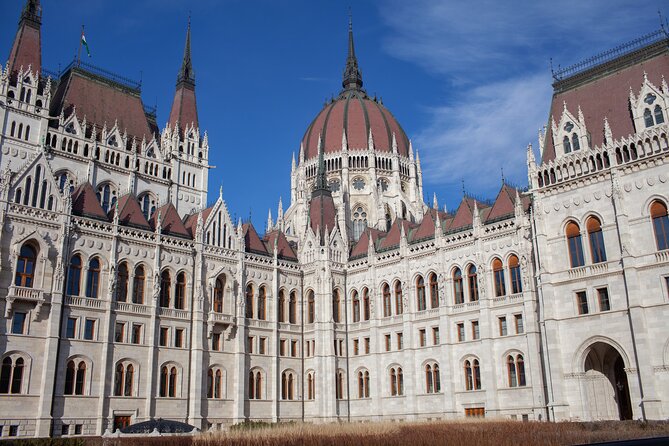 Budapest Wine tasting & Downtown Walk - Klotild Palaces and Párisi Udvar  