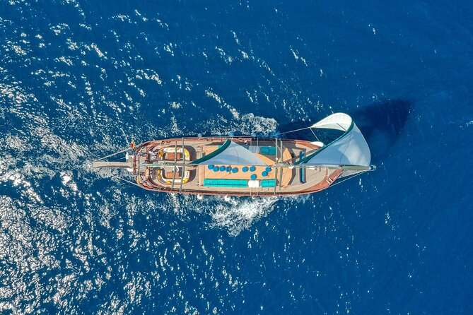 Live Music & Sunset Wooden Boat in Barcelona - Is This Experience Right for You?
