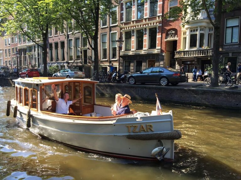Amsterdam: Private Boat Tour Amsterdam with Welcome Drink