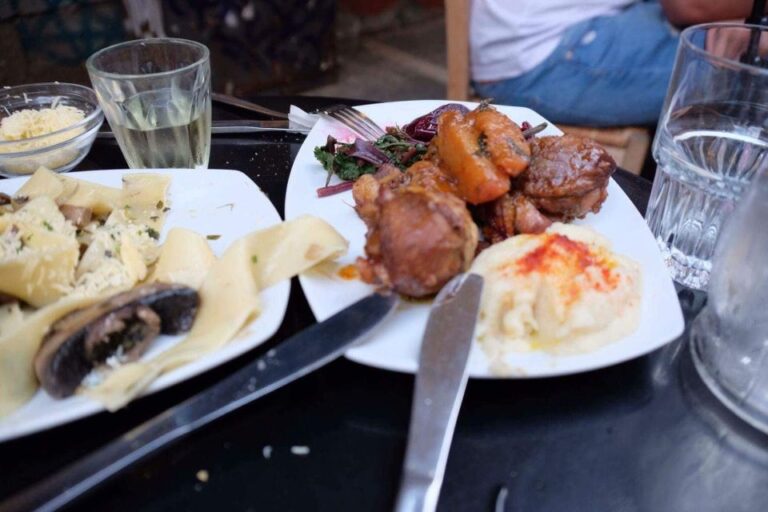 Athens: Old Town Electric Bike Tour with Local Mezes
