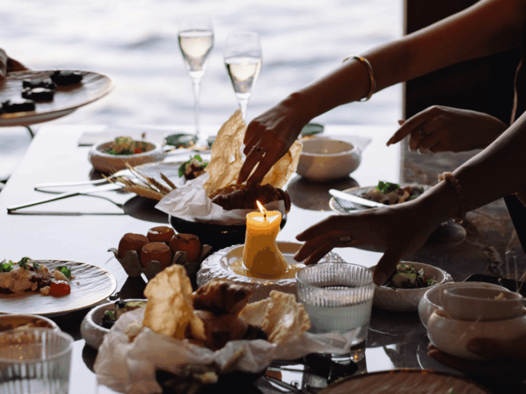 Budapest: Dinner Cruise with Live Music and Unlimited Drinks