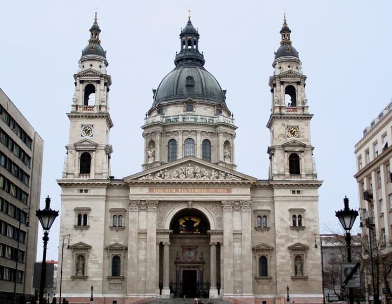 Budapest: Private Half Day Sightseeing Ride with Local