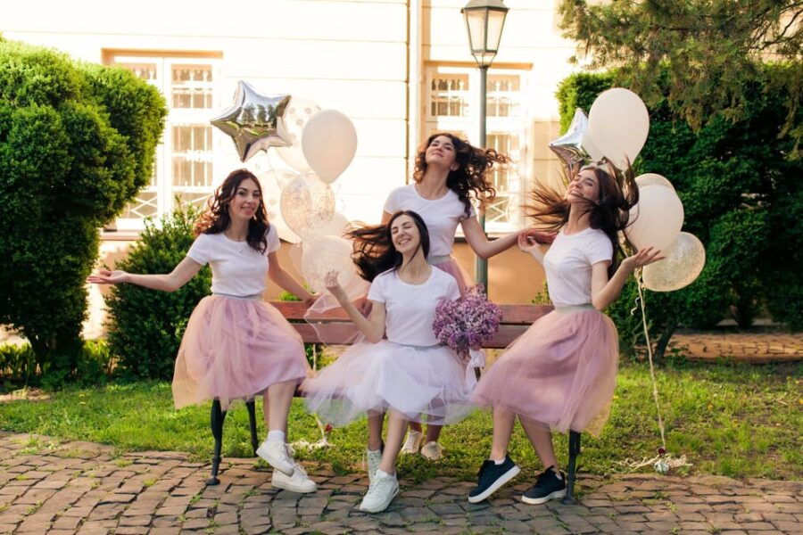 Düsseldorf: Girls-only-tour with shots, party, fun & games - Good To Know