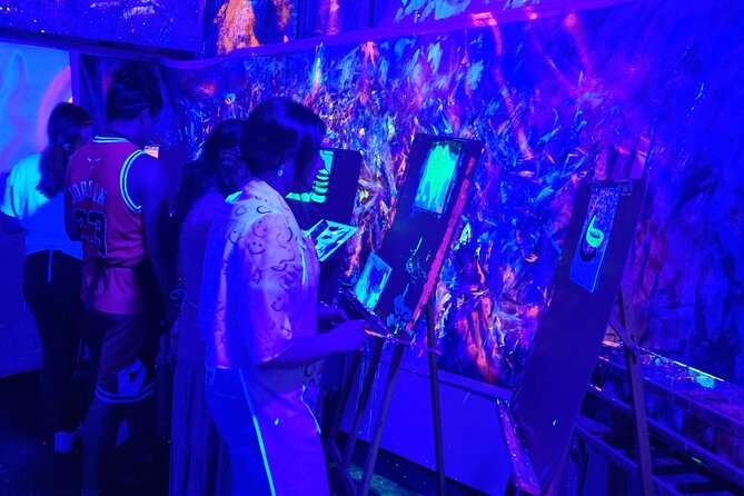 Fluorescent painting studio in Lyon in an art gallery - Good To Know