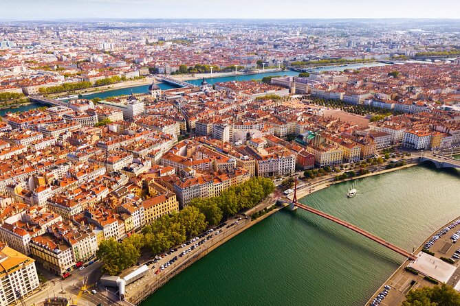 Fly above Lyon in a private plane - Good To Know