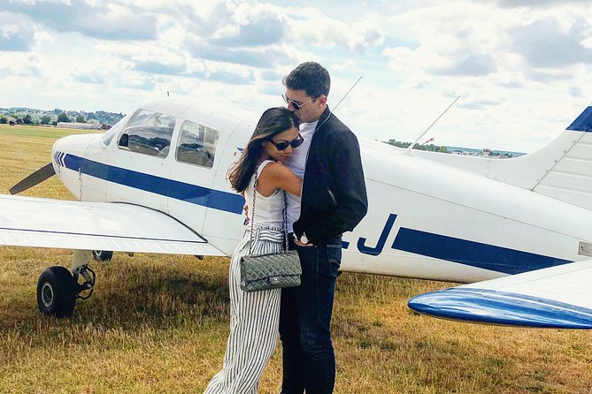 Fly around Paris with a local pilot - Good To Know