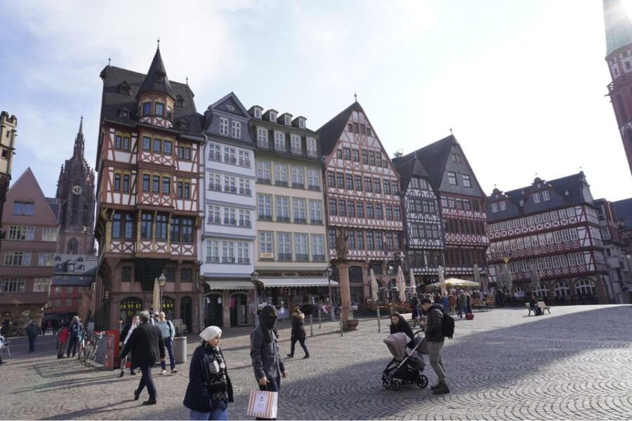 Frankfurt: Verbrecherjagd und gefährlich leckeres Schnitzel - What is the Frankfurt Adventure Schnitzel Experience?