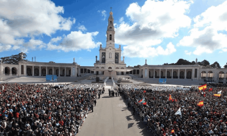 From Lisbon: Fátima, Nazaré, and Óbidos Day Trip