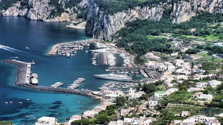 From Positano: Capri Island Group Cruise with Blue Grotto