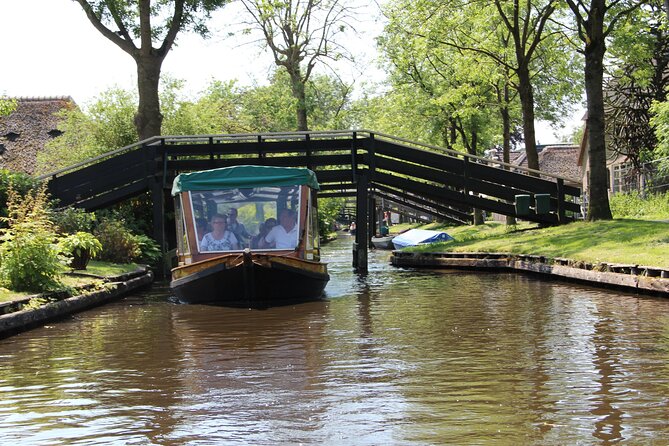 Giethoorn: Highlights Canal Cruise and Sightseeing Village - Good To Know