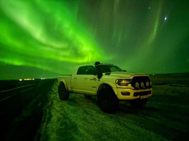 Hvolsvöllur: Northern Lights Hunt Guided Tour
