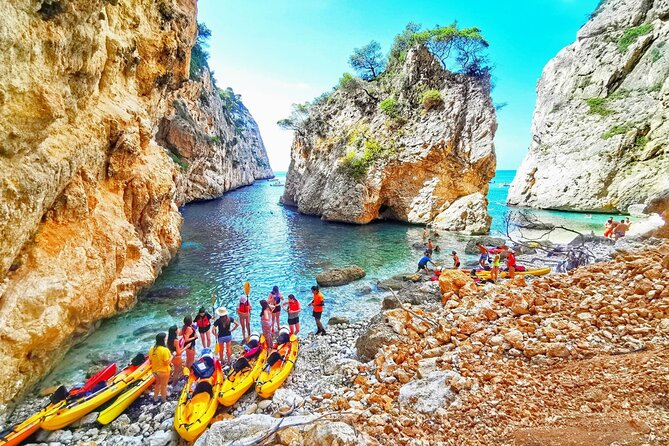 Kayak route through Cala Granadella - Exploring the Kayak Route through Cala Granadella