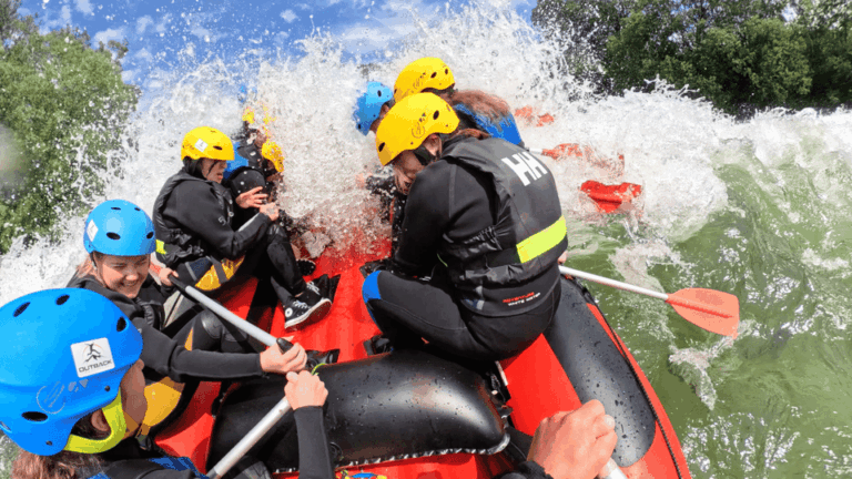 Light rafting tour for adults & families with children aged 8 and over