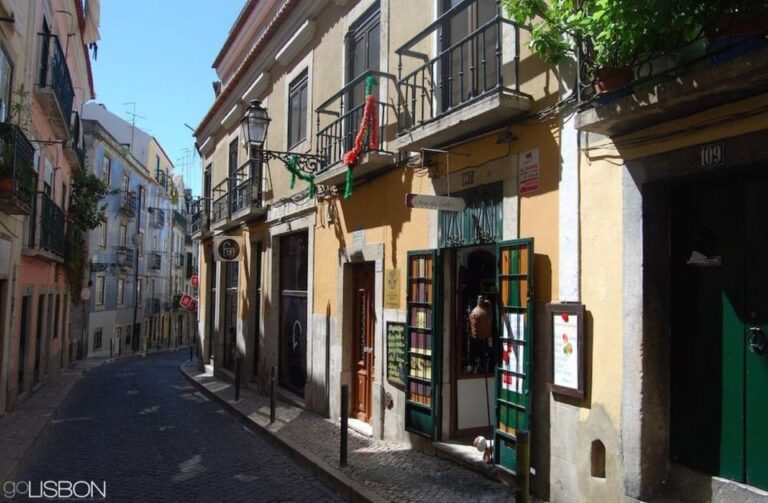 Lisbon: Tuk Tuk tour, Cascais tour, and Dinner all in one